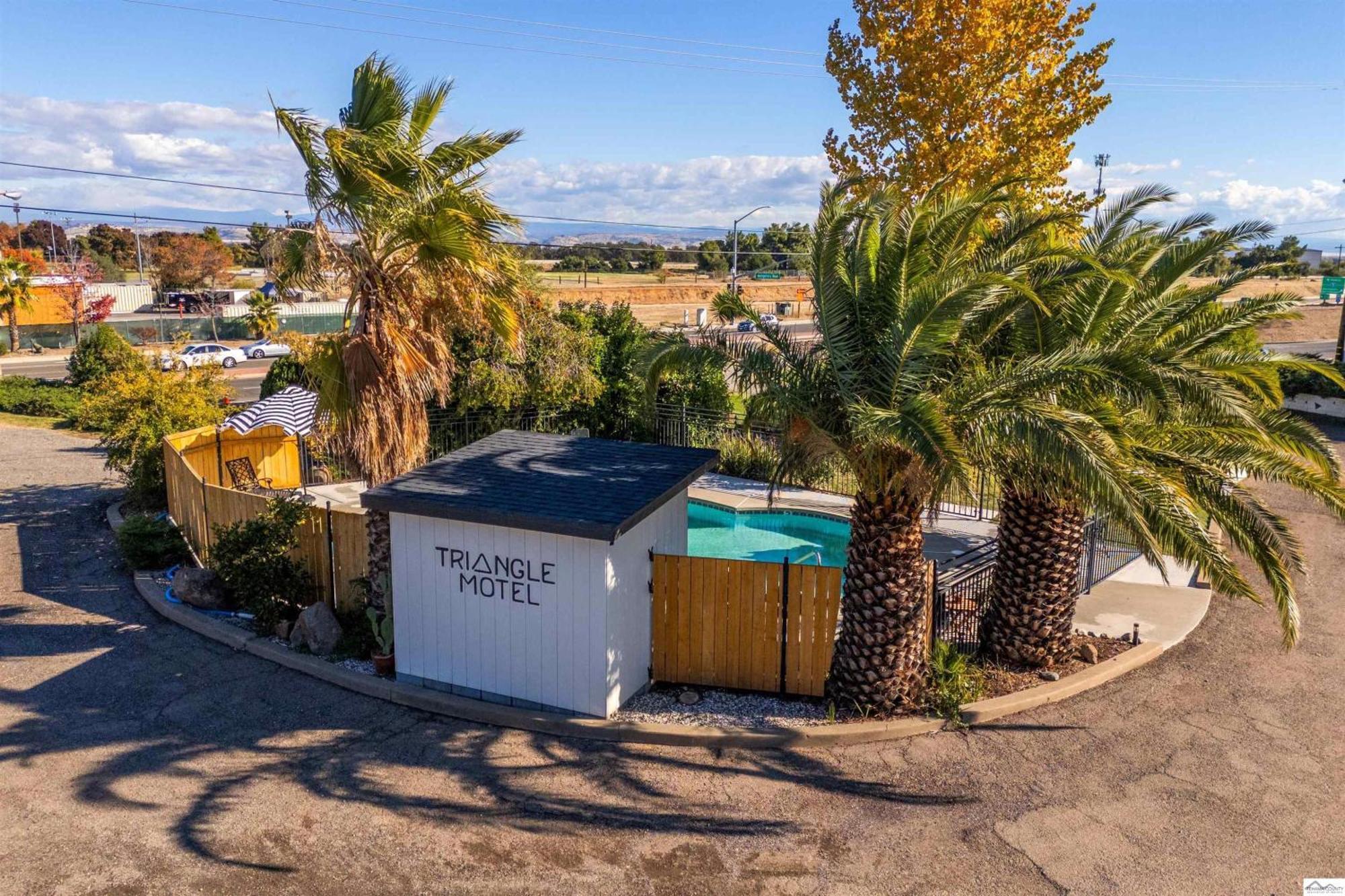 رِد بلاف Triangle Motel المظهر الخارجي الصورة